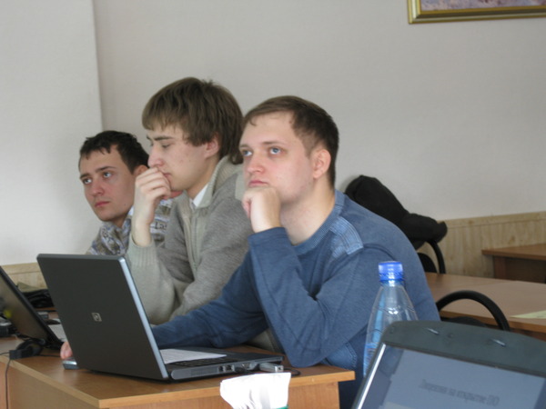 Докладчики слушают